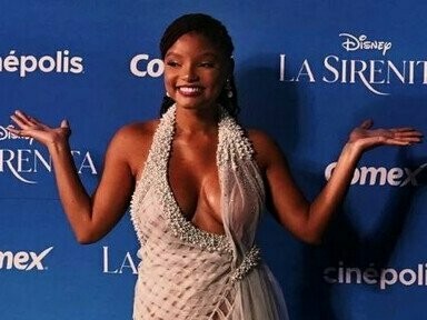 Halle Bailey, atriz que interpretou a Pequena Sereia no live action de 2023. A trajetória da representatividade de mulheres negras nas produções da Disney reflete a evolução da sociedade e da indústria do entretenimento. Historicamente, os estúdios Disney foram criticados pela falta de diversidade racial e pela perpetuação de estereótipos
