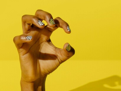 Os neutros também se reinventam, com beges rosados e nudes sofisticados, que funcionam como uma segunda pele para as unhas, elegantes na sua discrição e versáteis em qualquer contexto. Ao mesmo tempo, os azuis profundos, próximos do azul-ardósia ou do azul-navy, introduzem uma nota futurista e urbana, enquanto os lilases e lavandas suaves mantêm o seu lugar como símbolos de delicadeza e leveza