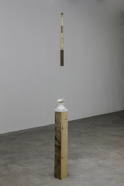 Dorothy Cross, Telescope, 2014, human skull, white gold leaf, meteorite, marble, pitch pine, telescope
floor based element: 121 x 14 x 14 cm, telescope element: 80 x 5 x 5 cm, hung directly above, to a height of 170 cm off the ground, floor based element 47.6 x 5.5 x 5.5 cm, courtesy of the artist and Kerlin Gallery, Dublin