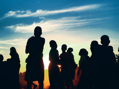 Communauté en Afrique. Les hommes s’érigent en groupes sous un récit commun, historique ou mythique, avec le souhait d’un idéal partagé par tous 