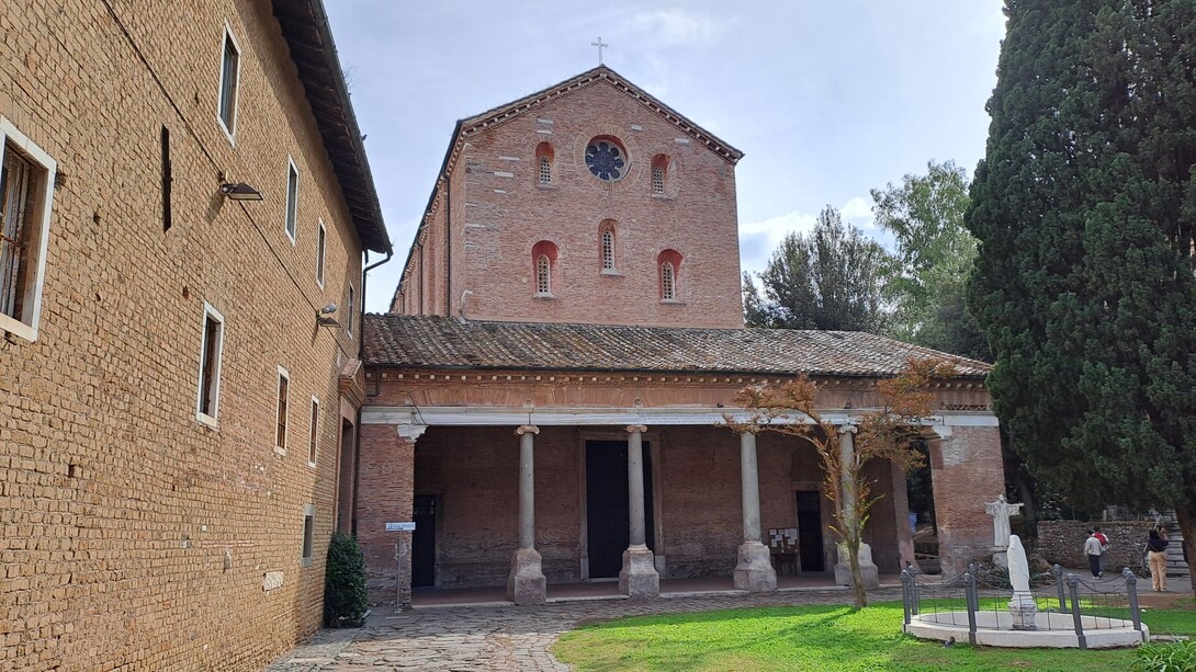 Chiesa dei Santi Vincenzo e Anastasio, facciata principale, in stile romanico austero e severo con facciata in laterizio, edificata a partire dal 1140, ph. Angelica Maria Luciani