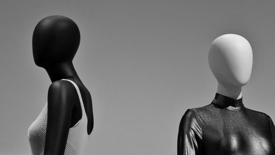 La definizione di supermodel ha trasformato la moda da semplice esposizione di abiti a spettacolo culturale, facendo delle modelle vere e proprie icone globali il cui fascino, personalità e carisma contano quanto i vestiti che indossano