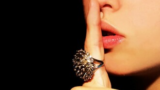 Un dedo pidiendo silencio