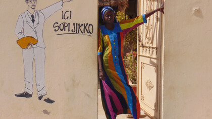 Dakar. Entrada al centro Sopi Jiko