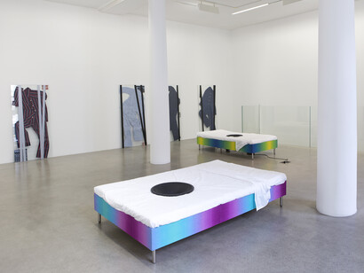 Lili Reynaud-Dewar, - Vivre avec ça ?!, 2014, Lits, draps, haut-parleurs, amplis, lecteurs CD, mélodies (en boucle) / Beds, sheets, speakers, amplifiers, CD players, looped audios (melody), Dimensions variables / Variable dimensions, - Live Through that ?!, 2014, Pyjamas d'hommes, verres, rubans adhésifs / Man's pyjamas, glasses, tapes, Dimensions variables / Variable dimensions, Vue de l’exposition / Exhibition view « Vivre avec ça ?!», kamel mennour (47, rue saint-andré des arts), Paris, 2014, © Lili Reynaud-Dewar, © Photo. Fabrice Seixas, Courtesy the artist and kamel mennour, Paris