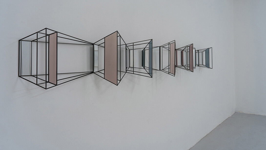 Panorama, 2021, Brass welded in silver and painted in metallic brown.Plexiglass panels painted in metallic enamels. Transparent and mirroring Plexiglas, 50x365x29,5 cm, 19¾x143¾x11½ inches.
Courtesy: The Flat – Massimo Carasi. Photo Credit: Mario Piavoli
