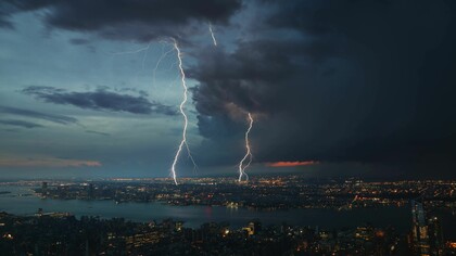 Rayos sobre Nueva York: el cambio climático aumentará los fenómenos climatológicos extremos y la ciudad estadounidense será una de las más afectadas