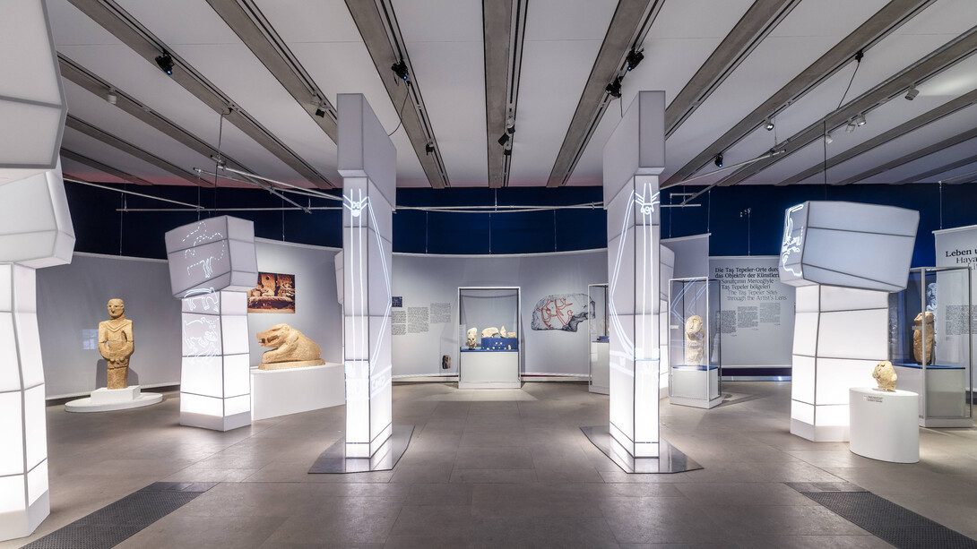 Building community. Göbeklitepe, taş tepeler and life 12,000 years ago, exhibition view. Courtesy of James-Simon-Galerie