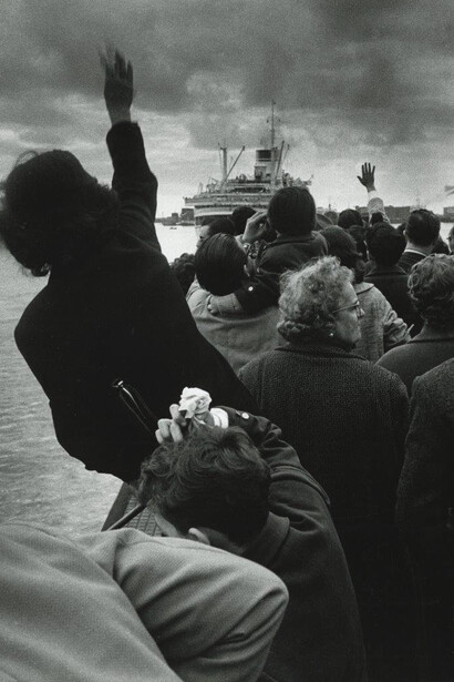 Stefgano Robino, Alla partenza della Cristoforo Colombo, Genova (At the Departure of the Christopher Columbus, Genoa), 1957 Gelatin silver print.
© Archivio Stefano Robino, courtesy Howard Greenberg Gallery, New York

