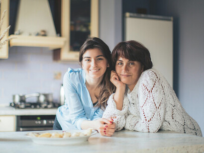 Madre e hija comparten una tarde de domingo