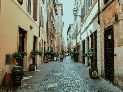 Calle del centro de Roma, Italia. La poesía es una mirada hacia los años de la infancia, hacia una forma de vida acaso olvidada, hecha de simplicidad y de ausencia de ambiciones