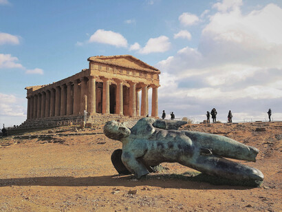 Algunos críticos relacionan el transhumanismo con antiguas ideas de soberbia, como el deseo de los primeros humanos por ser como dioses, o la hybris griega