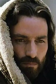 Mel Gibson, a meu ver, não fez somente um filme. Ele gerou no espectador uma experiência sensorial e espiritual de intensidade quase insustentável. "A Paixão de Cristo" é, antes de tudo, um trabalho de cinema radical, um filme que usa todas as ferramentas da sétima arte – da fotografia à edição, do design de som à maquiagem de efeitos especiais