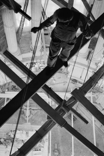 Francesc d’A. Galí pintando la cúpula del Palau Nacional. Courtesy of Museu Nacional d’Art de Catalunya
