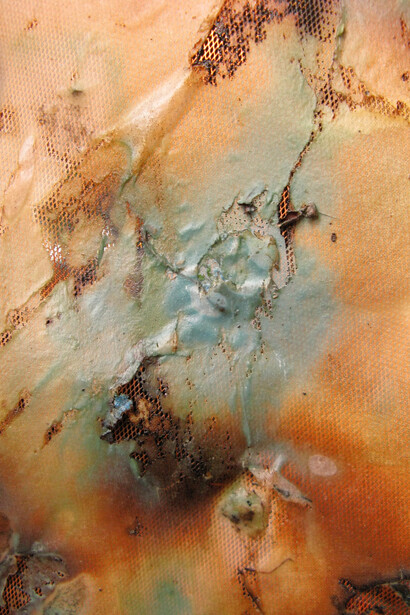 2D Mixed media
Papel tratado con soya crudo, cubierto de laca. La utilización de este material permite realizar collages, ensamblajes y técnicas mixtas con seda, pintura, costura, impresión digital