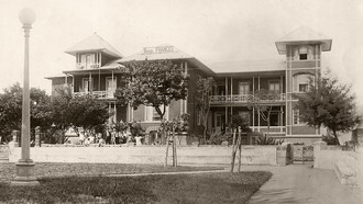 Familia Genet Ramos con amigos, frente al Hotel Francés, alrededor del año 1925. Foto de Manuel Cubero (1885-1957), de la colección de Ronald Brenes Fernández (1983-2021), propiedad de la señora Vanessa Carpio Araya