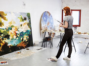 Flora Yukhnovich, pintora británica, trabajando en su taller de arte