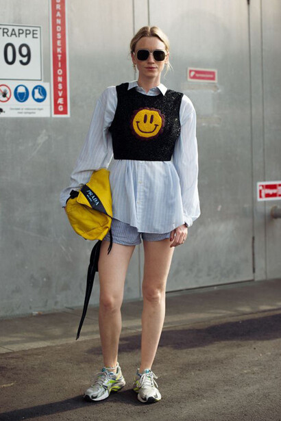 Mujer luce el estilo «ugly fashion»