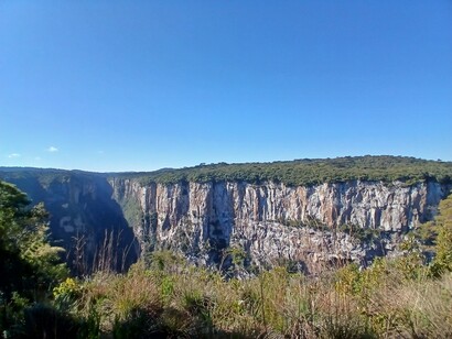 A viagem até o Cânion Itaimbezinho foi relativamente tranquila pela estrada até pegarmos o trecho de terra entre a estrada e a portaria do Parque Nacional dos Aparados da Serra (entrada ao cânion), onde passamos por alguns solavancos no carro baixo em que estávamos

