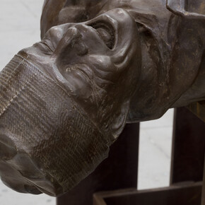 Juan Muñoz, detail of Thirteen Laughing at Each Other, 2001, Bronze and steel, Each unit approx.. : 129-15/16 x 86-5/8 x 78-3/4 in. 330 x 220 x 200 cm