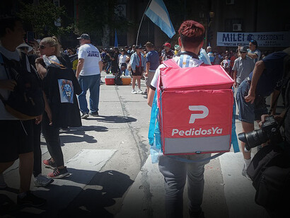 Los trabajadores de delivery son conocidos por su apoyo a Javier Milei. Aquí, uno en la toma de posesión presidencial, 10 de diciembre de 2023, Buenos Aires, Argentina