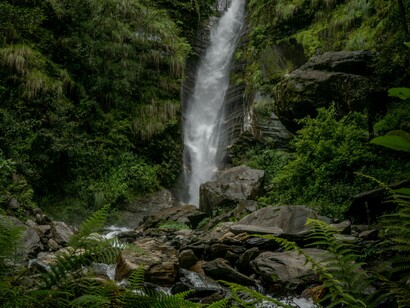 Em uma das cerimônias, tive uma visão que me marcou profundamente. Vi uma menina negra, de cerca de seis anos, que se aproximou e pediu um abraço.  Dias depois, conversando com meu filho — então com oito anos — ele me disse que sua linguagem de amor era o toque: carinho, colo, afeto. Fiquei em silêncio. Eu, que sempre vi o toque como invasivo, percebi que estava negando a ele algo essencial. Desde então, venho reconstruindo essa ponte, e hoje nossos abraços são parte da nossa cura

