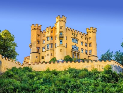 Il castello di Hohenschwangau fu ricostruito da re Massimiliano II di Baviera, padre di Ludwig II. Fu la residenza d'infanzia di Ludwig e ha un'atmosfera medievale, con interni decorati con affreschi che narrano leggende e storie tedesche