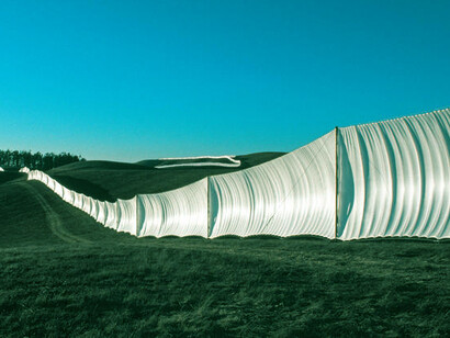 Running Fence. Courtesy of Christo and Jeanne-Claude. Photography: Wolfgang Volz © 1969-2018 Christo 