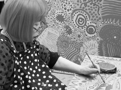 Yayoy Kusama mentre dipinge