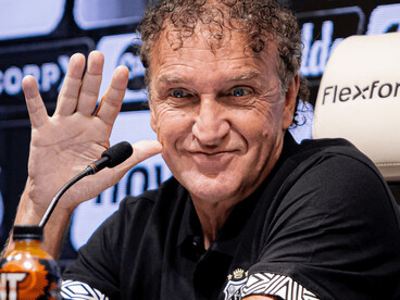 Cuca durante sua apresentação como técnico do Santos, diante dos microfones e do painel de patrocinadores do clube. O treinador retorna à Vila Belmiro para tentar mudar o rumo da equipe na temporada