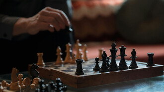 El ajedrez es un juego milenario que combina historia, estrategia y beneficios mentales, trascendiendo generaciones y fronteras