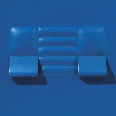 Agostino Bonalumi, Blu, 1966. Courtesy of Opera Gallery