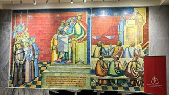 Painel cerâmico com obra de arte que representa a Fundação do Estudo Geral em 1290, situado ao fundo dos Passos Perdidos (no hall principal) da Faculdade de Direito da Universidade de Lisboa, datado de 1957, do pintor Lino António. Destacando as raízes medievais da Universidade de Lisboa, na figura do painel, D. Dinis segura o documento, ato este a que assistem o clero, a nobreza e cavaleiros, que haviam solicitado a criação do Estudo. À direita uma aula de Direito, com o Professor na sua cátedra, perante os seus alunos. Os dois painéis estão divididos por uma espada e uma balança, símbolos de justiça