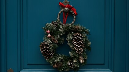 Adorno de Navidad en la puerta de una casa