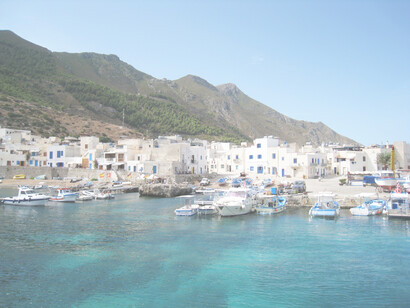Marettimo, Italia, panorama. La sua costa è rocciosa, frastagliata, priva di spiagge, ricca di grotte che si possono conoscere solo via mare