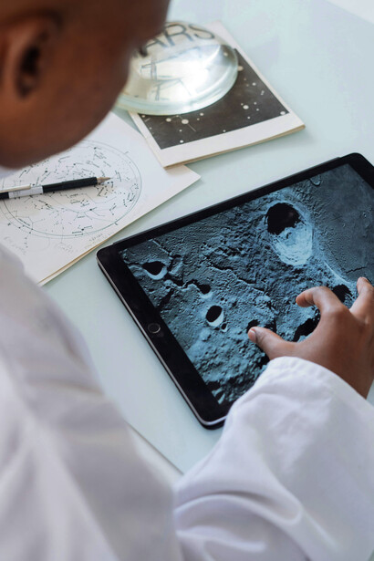 Na educação, affordances digitais, como tablets e softwares, transformam o ambiente escolar, possibilitando aprendizado ubíquo e interações fora da sala de aula