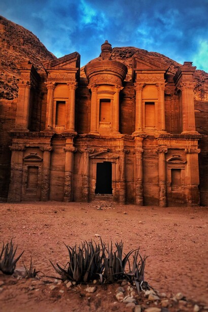 Petra, Giordania. Ma da Petra trasuda anche un'energia vitale, fatta di gesti semplici, di dolci tè bollenti all'alba, di fuoco che profuma di ginepro, di forti legami tribali