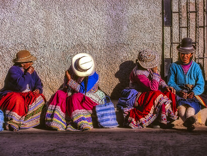 Peru, Donne si riposano lungo la strada che conduce ad Arequipa, foto di Sergio Pessolano