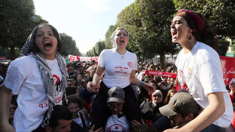 Femministe del Sud, sorridenti, determinate, alla ricerca della giustizia, delle pari opportunità e dell'implementazione della leadership femminile