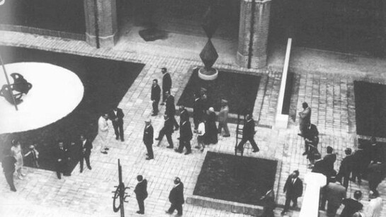 Foligno (Pg), sculture di Ettore Colla nel cortile di palazzo Trinci durante l’inaugurazione dell’esposizione Lo spazio dell’immagine, 1967.
