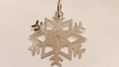 Jóia de natal floco de neve. Por A. Sinai.