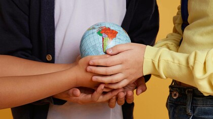 Mappamondo tenuto nel palmo delle mani: "...vogliamo vivere in un mondo con valori, serietà, diritti, rispetto..."