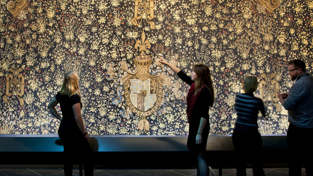 Looking at the Mille-fleur tapestry, which once belonged to Philip the Good (Brussels(?), ca 1466)
© Bernisches Historisches Museum, Bern. Photo Nadja Frey