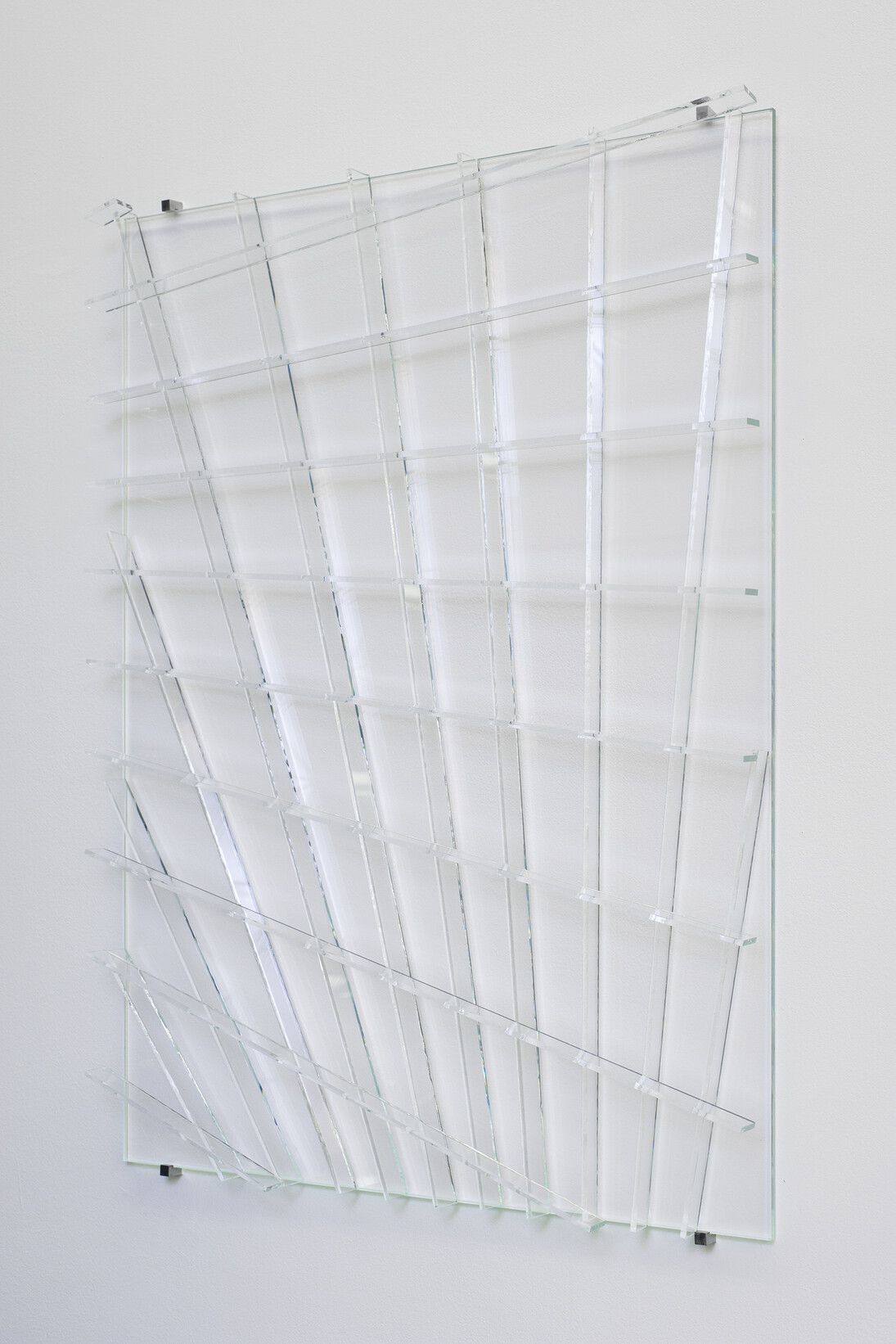 Baptiste Debombourg, Ultra 16, 2015, Verre extra clair, colle UV, attaches acier, 70 x 50 x 4,1 cm, Courtesy Galerie Patricia Dorfmann, Paris
