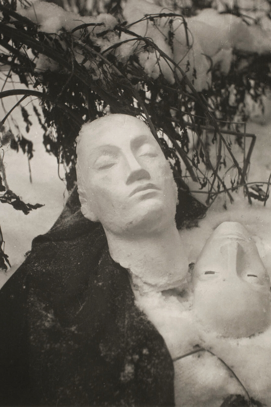 Kati Horna, Invierno en el patio [Hiver dans la cour], Paris, 1939, Tirage gélatino-argentique, 18,8 x 18,3 cm, Archivo Privado de Fotografía y Gráfica Kati y José Horna, © 2005 Ana María Norah Horna y Fernández