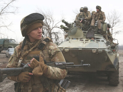 La guerra en curso, de la que es un episodio la invasión rusa a Ucrania y sus ramificaciones en el resto de Europa y del mundo, es de carácter tripolar (Estados Unidos, China y Rusia), por lo tanto, sus formas de expresión son bastante más complejas y difíciles de identificar