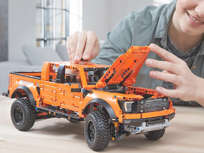Vehículo a escala de Ford F-150 Raptor de la marca LEGO