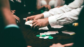 Dealer dá as cartas em jogo de poker. Se o blefe dará certo ou não, vai depender de uma série de variáveis que veremos daqui a pouco. Quando falamos da vida das pessoas, seria muito estranho trazer tudo para o campo da sorte, visto que, temos variáveis sociais complexas no meio do caminho e que podem fazer os meios justificarem, ou não, os fins. Por isso, vamos tentar ser mais lúdicos para que a comparação seja honesta intelectualmente com todos os personagens envolvidos