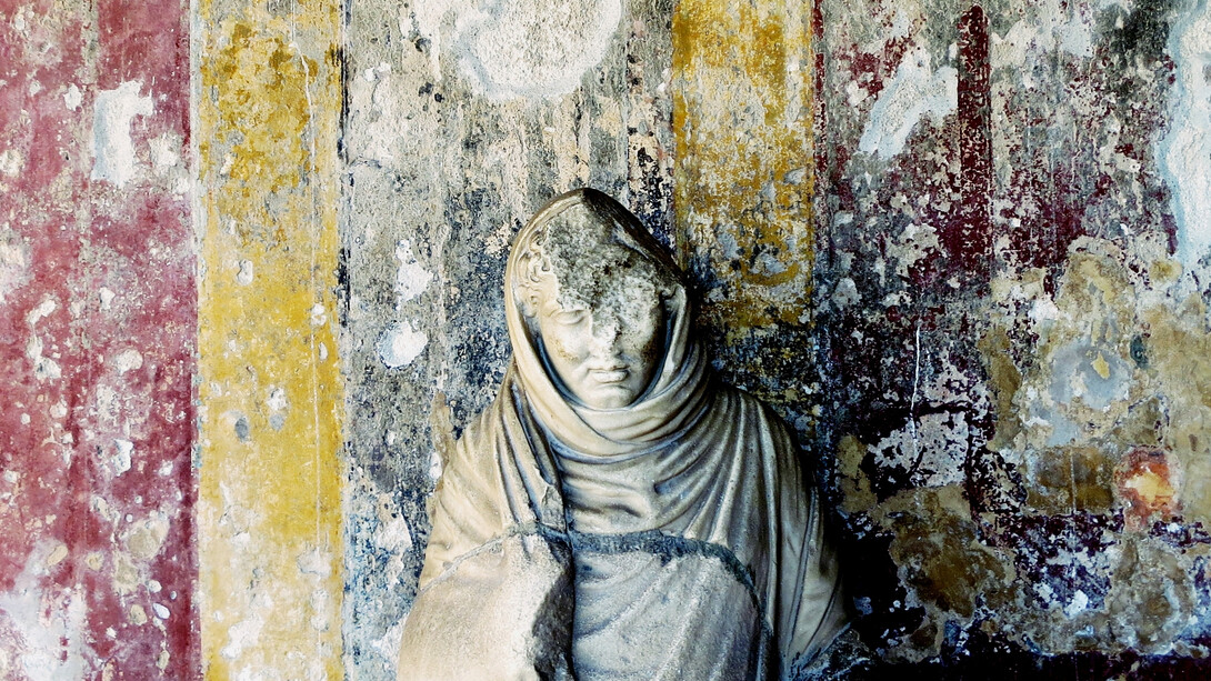 Una statua danneggiata alle Terme Stabiane, Pompei
