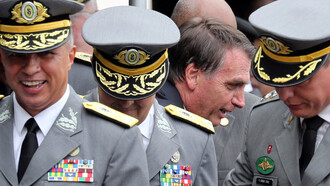 Jair Bolsonaro entre altos rangos del ejercito de Brasil